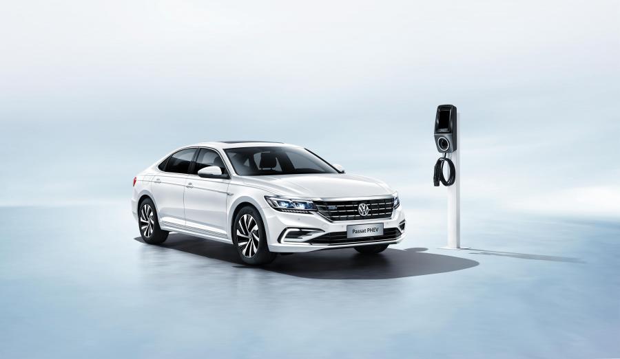  Volkswagen Passat PHEV 2018 года  (CN) (фото 1 из 15)